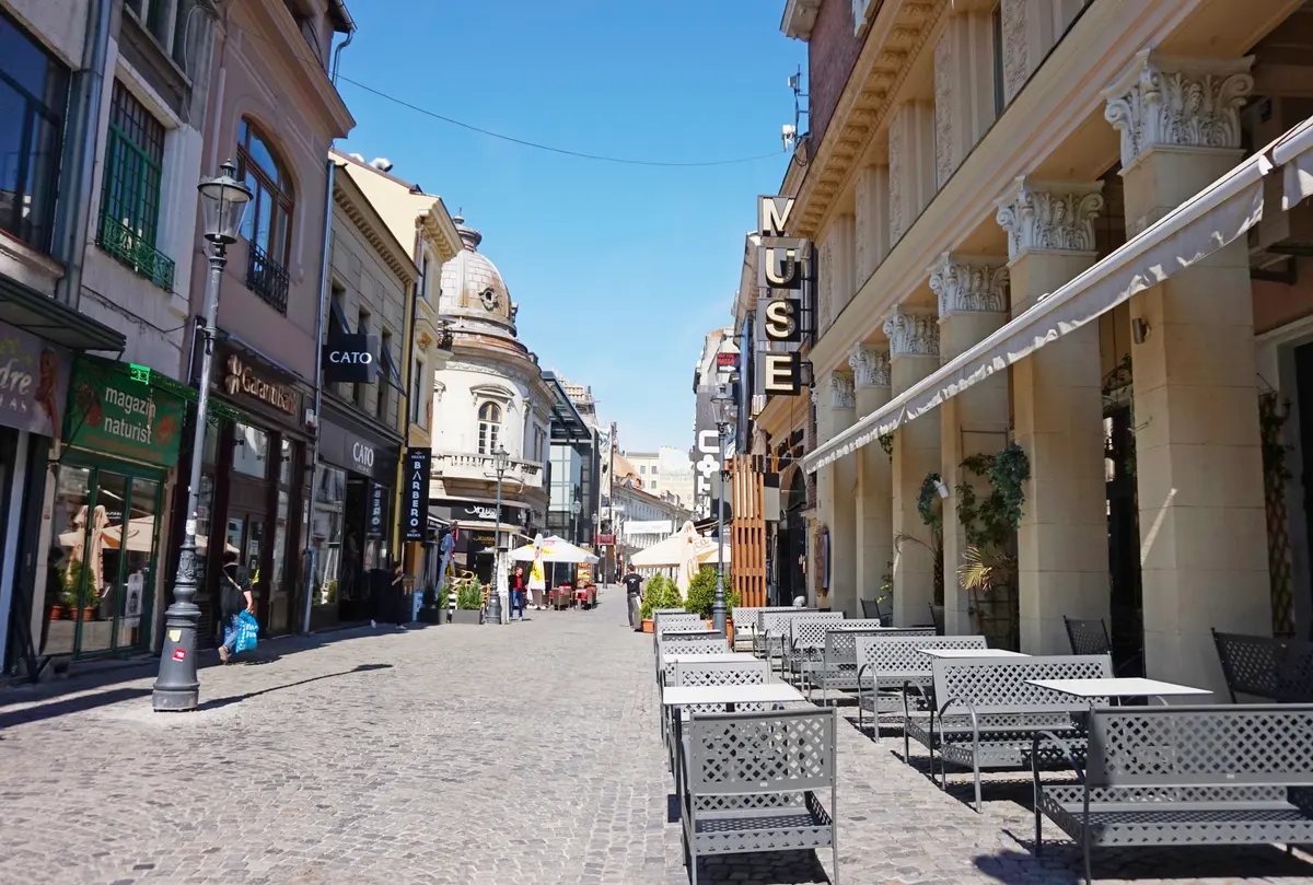 Le vie pedonali del centro storico di Bucarest, nel quartiere Lipscani