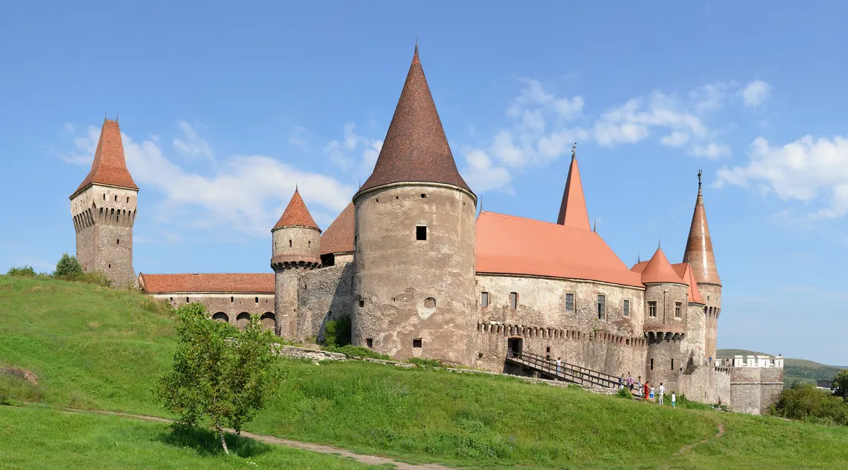 Il Castello dei Corvino a Hunedoara, fortezza gotica con torri e tetti a punta