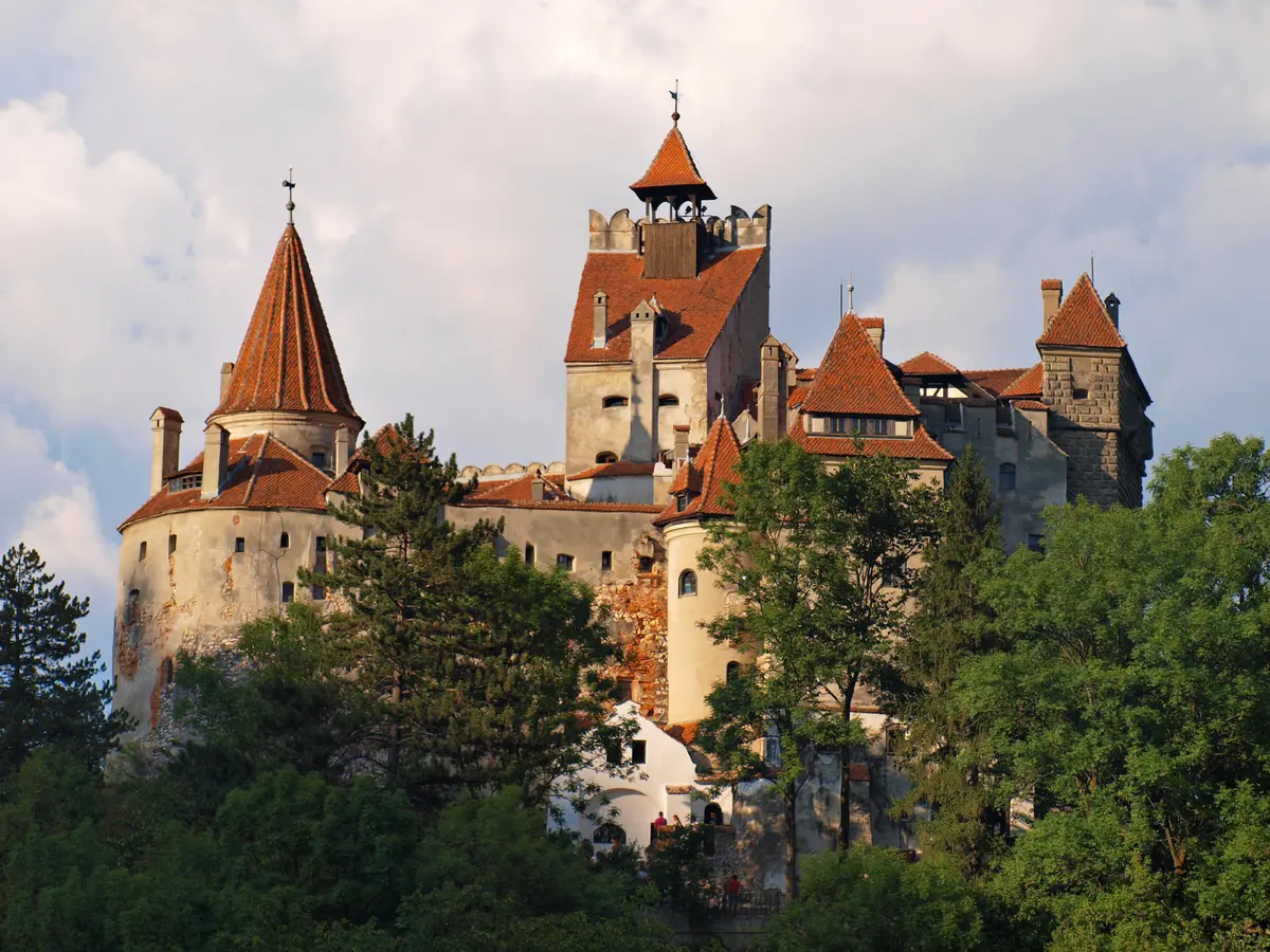 Il Castello di Bran, arroccato sulla roccia tra i Carpazi vicino a Brașov