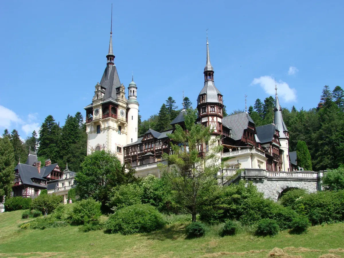 Il Castello di Peleș a Sinaia, residenza reale immersa nei boschi dei Carpazi