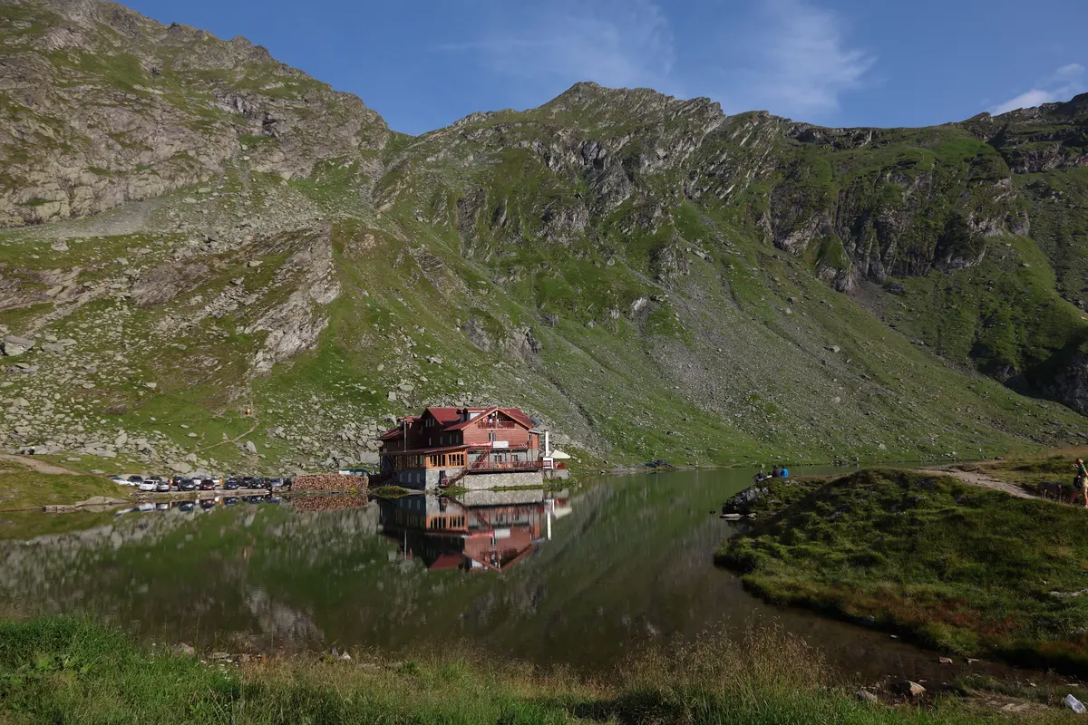 Il lago glaciale Bâlea con il rifugio, sui monti Făgăraș
