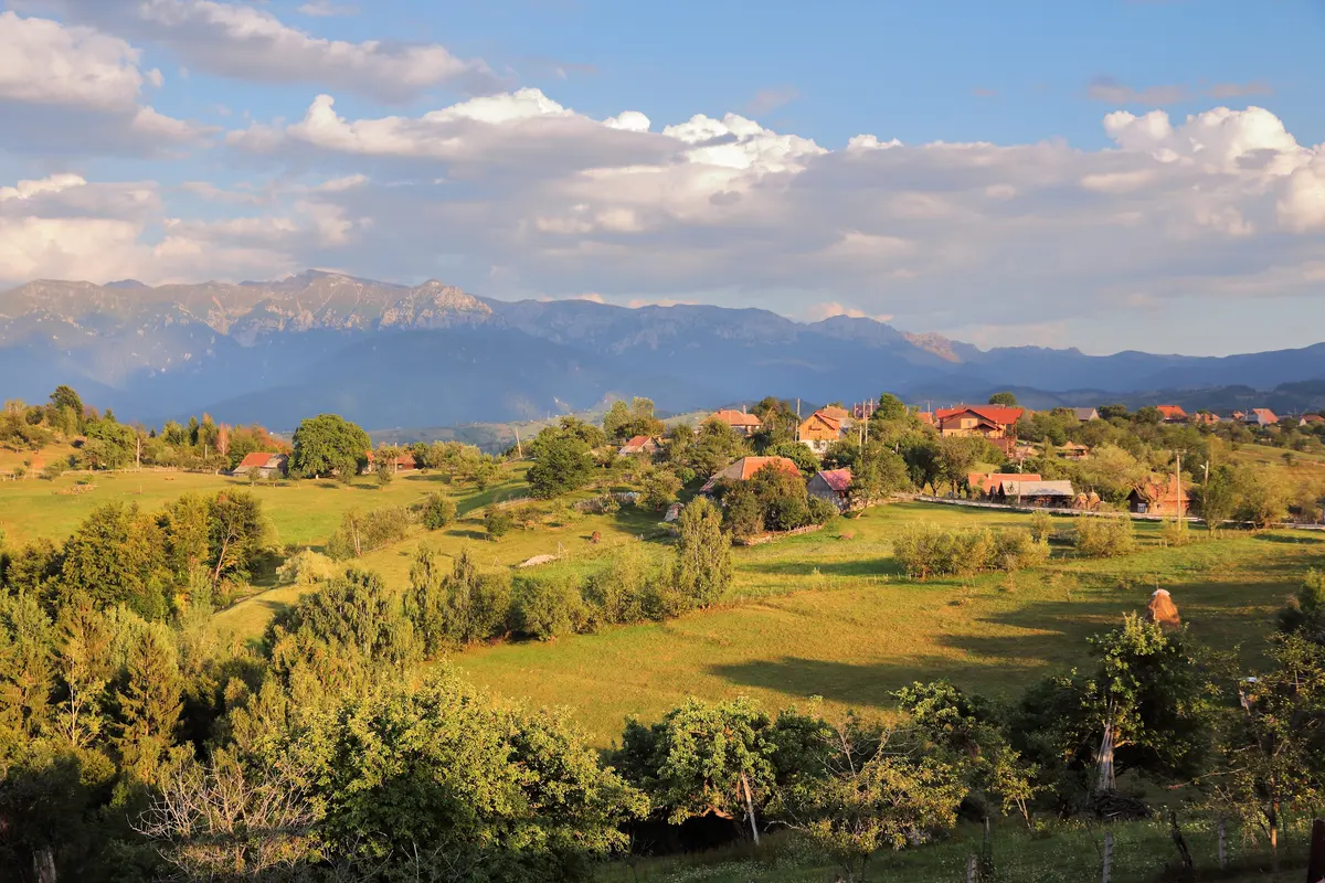 Il villaggio di Măgura con i monti Piatra Craiului sullo sfondo