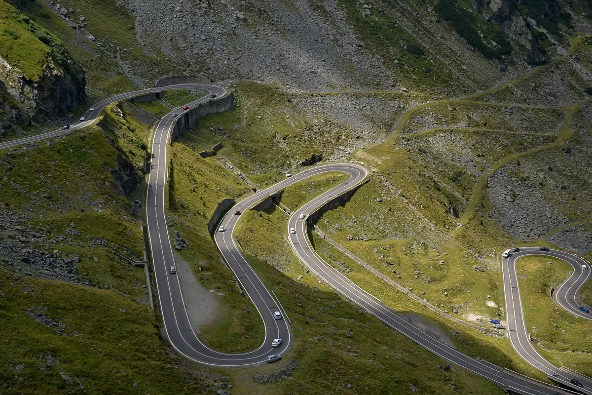 I tornanti della strada Transfăgărășan tra le montagne Făgăraș